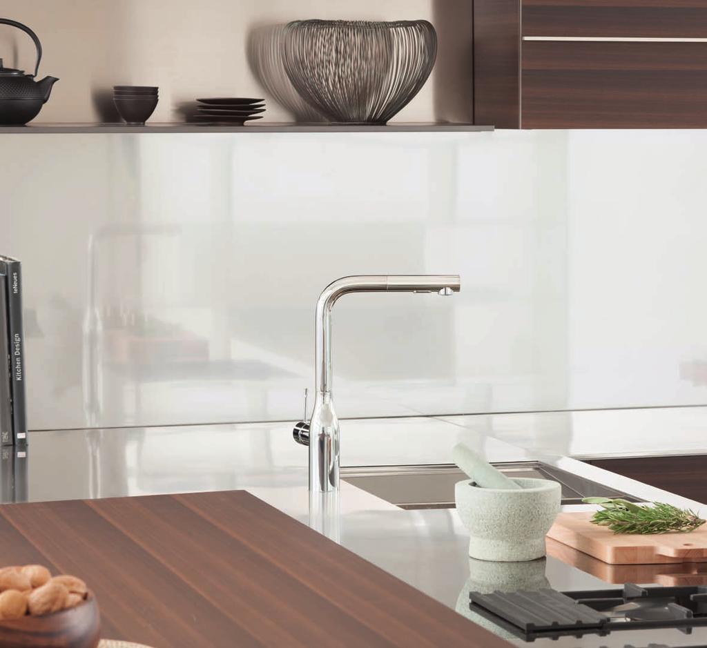 ESSEnCE Choose between two models, one with swivel spout and one with a solid metal pull-out spray, which offers easy switching between mousseur