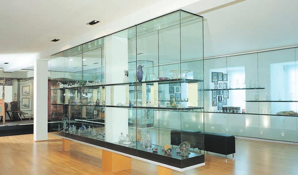 Showcases with glass-glass adhesive bonding Showcases with glass-metal adhesive bonding SHOWCASES AND UV