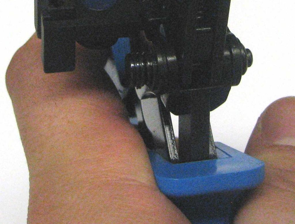 In order to crimp the contact proceed as follows: Squeeze the handles together until the emergency ratchet-release mechanism releases and allow them to open