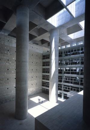 built of a reinforced concrete grid of 3 x 3 x 3 metres, which serves as a mechanism to collect light, the central theme of the architecture The two southern façades function as a