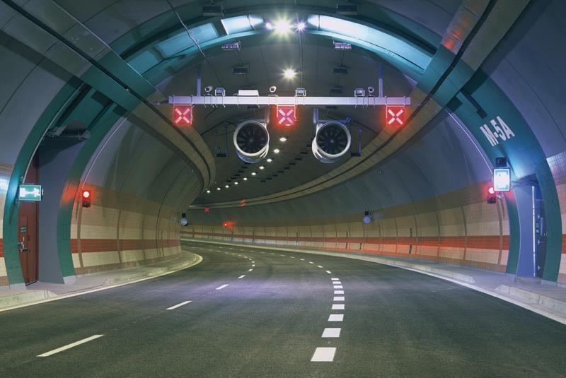 Safety features in the tunnel LIGHTING Emergency exits and SOS niches are permanently lit VIDEO SURVEILLANCE Including speed measurement and adherence to minimum pitch between vehicles VMS For active