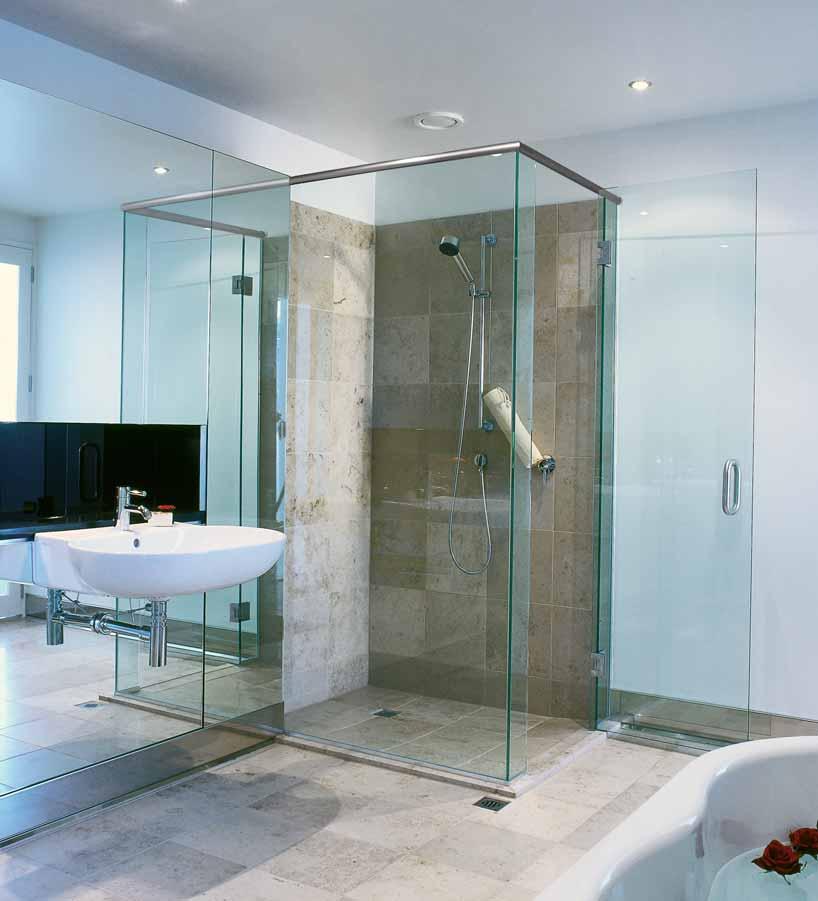 This contemporary enclosure features chrome-finished Geneva hinges and a traditional pull, and is set in a header and u-channel.