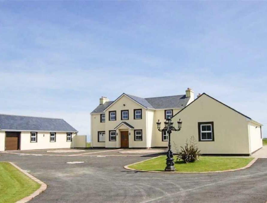 High Bank, Knock Froy Road Santon, IM4 1JD A newly constructed imposing detached country house set in 6.