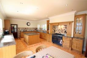 1ET 695,000 An Outstanding Detached Family Home Set in a Prime Residential Area Comprises: