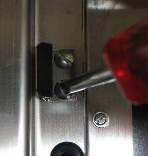 closure system Undo the 6 Torx screws on the external edge of the door on the closure side Open the