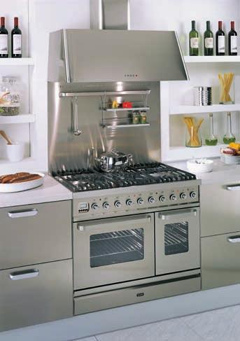 Freestanding TITNIUM More models available in our full range catalogue T WMP 70 litre oven cooking capacity 9 multifunction electric oven cooking modes Catalytic self cleaning system Storage and