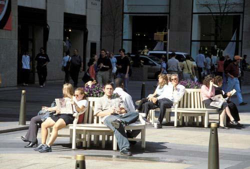 3. Amenities Circular benches provide a comfortable place to sit in Rockefeller Center, New York City. A square should feature amenities that make it comfortable for people to use.