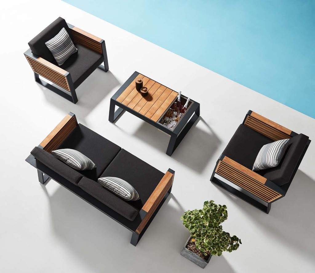 NEW YORK THE OPEN DESIGN OF THE TEAK SIDE PANELS ALLOWS A FULL AIRFLOW TO GIVE BODY MORE