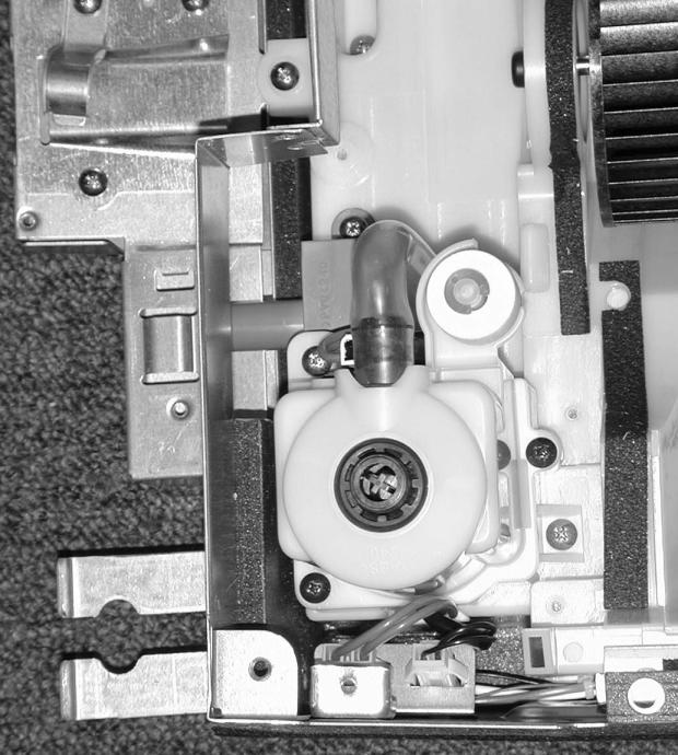 (7) Remove the screws for the cover of the drain pump (Photo 5). Photo 4 Vertical vane motor Horizontal vane motor 12. Removing the fan motor and line flow fan (1) Remove the grille.