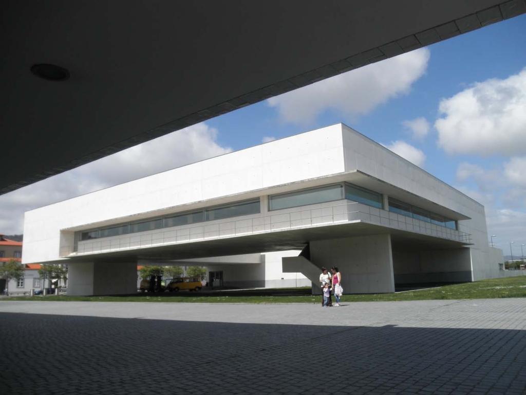 The Municipal Library (architect Álvaro Siza Vieira) seeks deeper relations with its surroundings: the elevation of