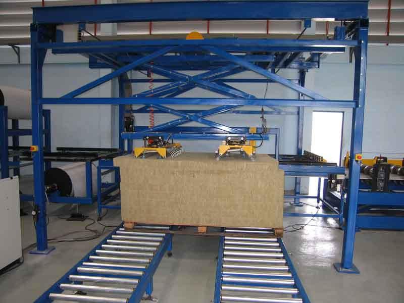 1.10.2 AUTOMATIC LOADER FOR MINERAL WOOL The unit for automatic loading of core material allows both EPS and Mineral wool lamellas to be loaded into the