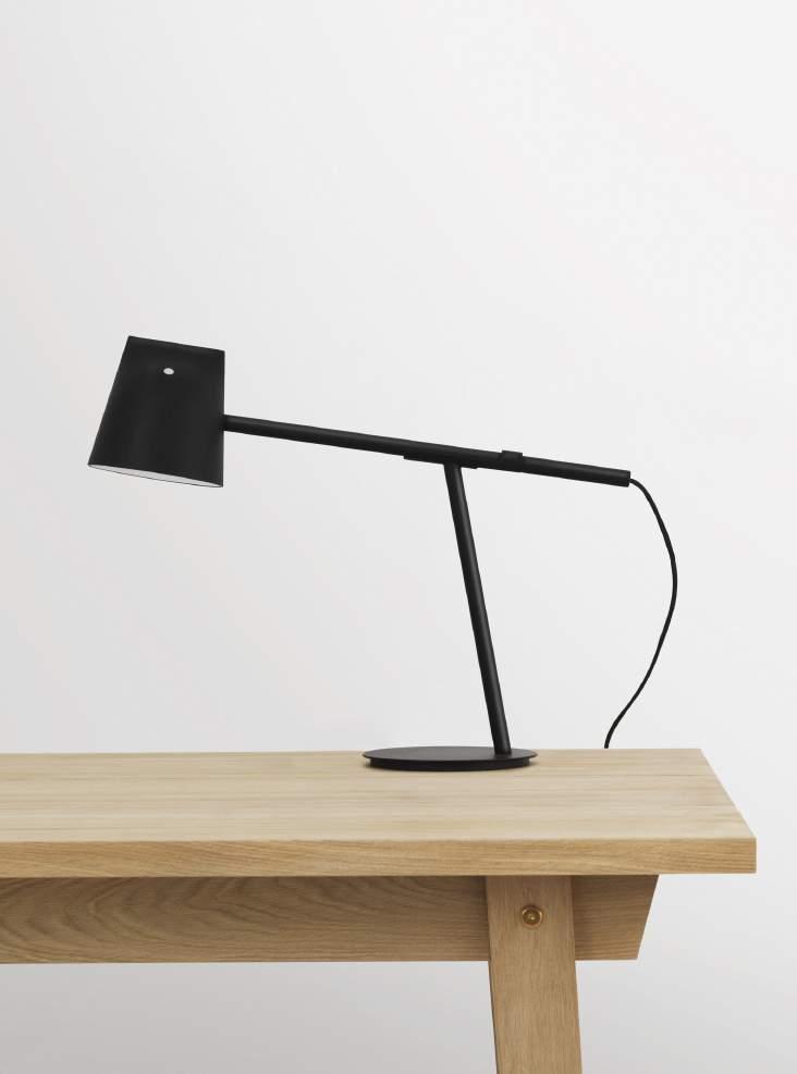 MOMENTO The Momento table lamp is the designers Daniel Debiasi and Federico Sandri s idea of a new and simplified version of the classic office lamp.