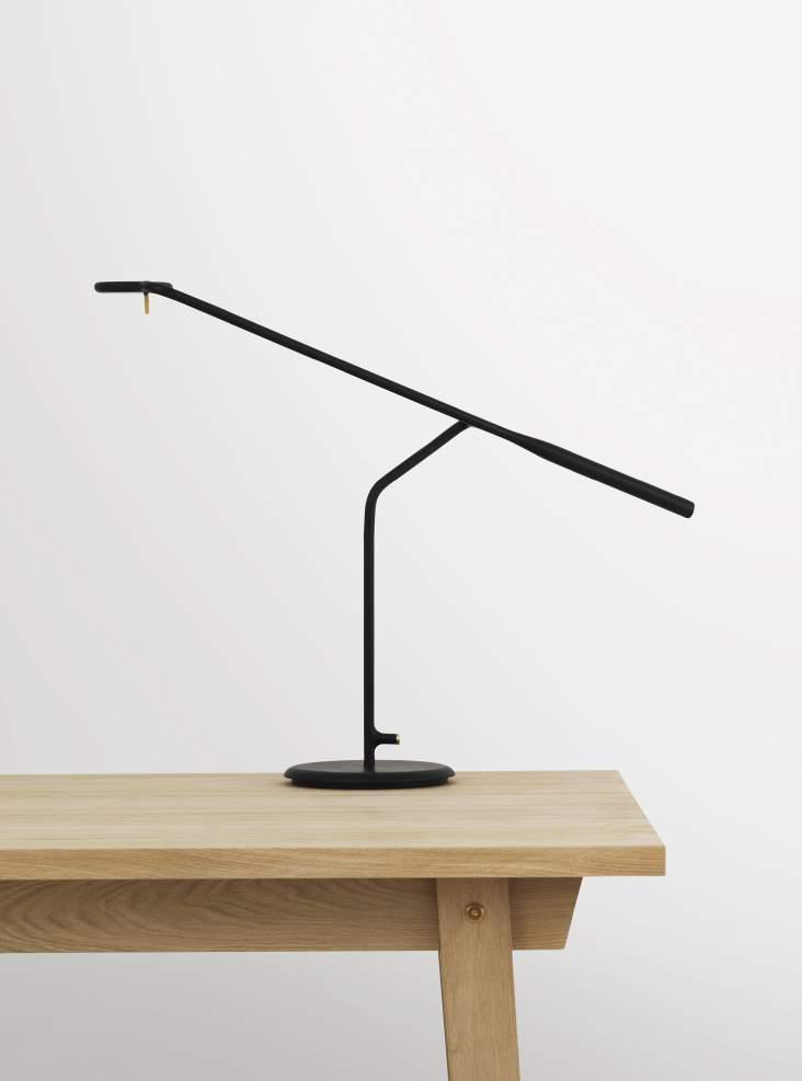 FLOW Flow is a modular LED table lamp with flexible positioning.