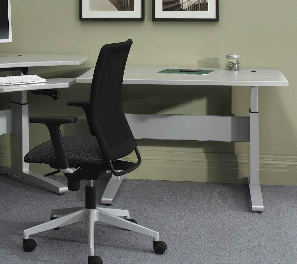 comfort and flexibility. Keyboard tray and tilt mechanism for ease of movement.