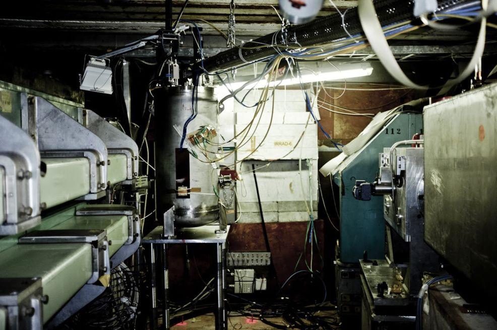 Final irradiation setup Helium transfer and recuperation line Feedthroughs for: 15 Optical fibers 21 Electrical