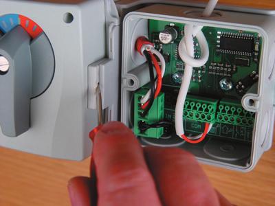 a small screwdriver to remove the click lock (photo 7). NOTE! The click lock is delivered loose inside the CC.