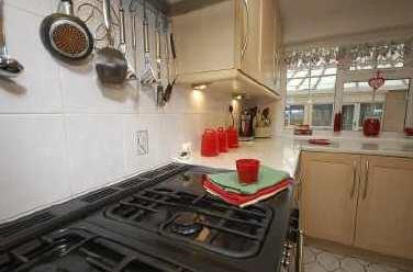 breakfast bar, part tiled walls, PVCu double glazed window, telephone point, gas cooker point, textured ceilings and