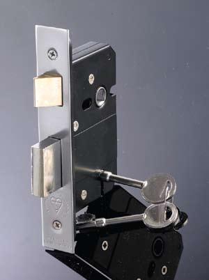 UK Standard lock range 5 lever sash lock BSSL BS EN3621:2007 60 SCP PB 1. Lever Handle withdraws bolt. 2. Key withdraws dead bolt. 3. Reversible Latch bolt 4. 1500 Differs 5.