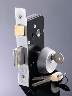 UK Standard lock range Cylinder sash lock BSSC BS EN3621:2007 60 SCP PB 1. Lever Handle withdraws bolt. 2. Key withdraws dead bolt. 3. Reversible Latch bolt 4. 30,000 Differs 5. Case 64mm or 76mm 6.