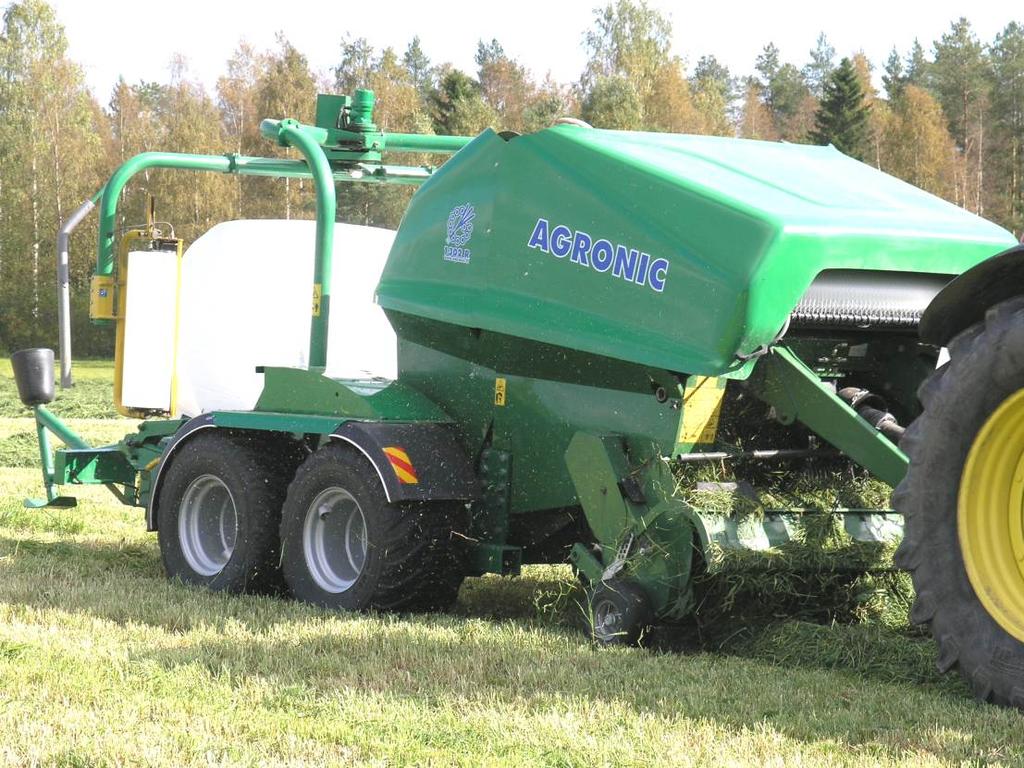 Agronic is also an excellent baler for hay and straw. Adjust wrapping speed to zero and the wrapper table can be used to transport bales to the location of your choice.