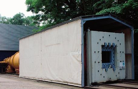 where the pressure wave is reflected by the surrounding buildings. In contrast to the American GSA test, the German/European test for security films does not permit any damage to the film.
