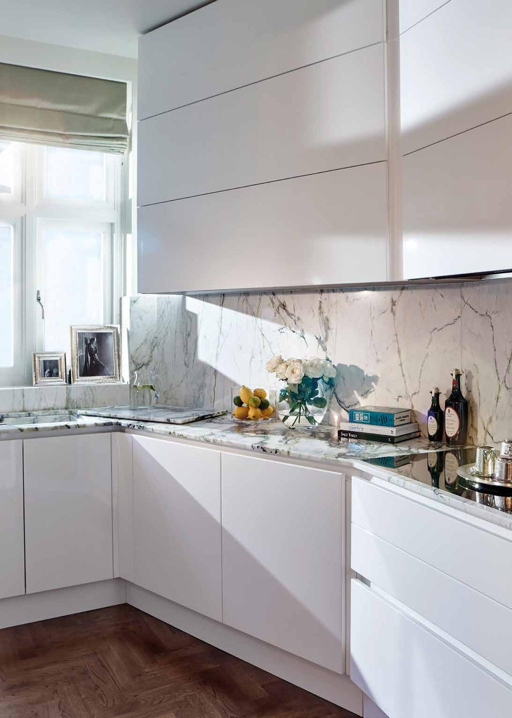 KITCHEN PROPERTY FEATURES MORNING TO EVENING Green veined Calacatta marble dresses the worktop of the bespoke white lacquered kitchen.