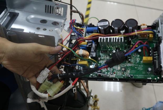 3) Disconnect the connector for fan motor from the electronic control board.