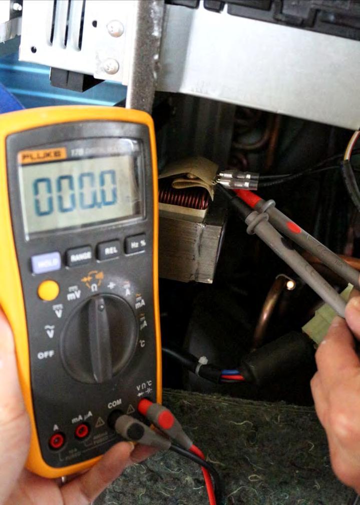 When AC is normal running, the voltage will move alternately between -25V to 25V.