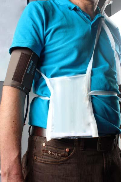 3 IntelliVue CL NBP Pod Preparing to Measure NBP with Standard Cuffs 1 Apply the carrying pouch to the patient. 2 Apply the cuff to the patient's upper arm at the same level as the heart.