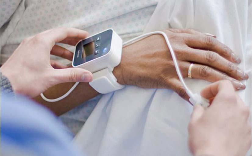 2 2IntelliVue CL SpO2 Pod The IntelliVue CL SpO 2 Pod is a wrist-worn device; you need a Mobile CL SpO 2 Cradle to hold the sensor connector in place and a wristband to fix the cradle to a patient's