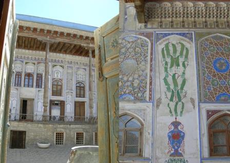 Fig. 12: Painter-craftsman s house in Bukhara s Samarkand Street. There are houses of special urban planning value.