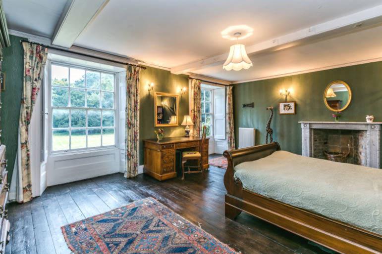 Twyford Hall retains good period features with fine fireplaces including a particularly fine marble chimney piece in the main drawing room as well as panelled doors and shuttered sash windows,