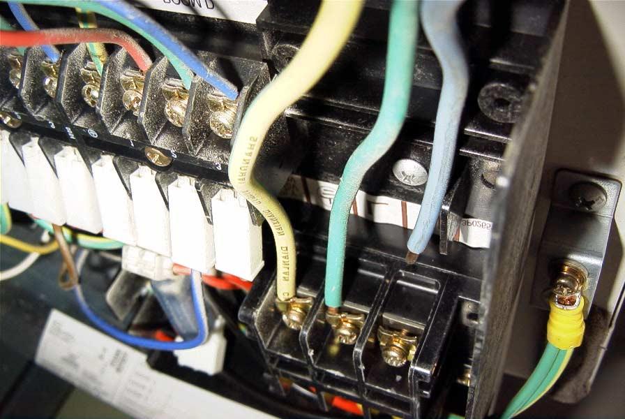 3-1) Problem of seizure on power supply wiring!! (1) An actual example that the T-phase wire of a power supply line which has been loosened. The crimp terminal is not used.