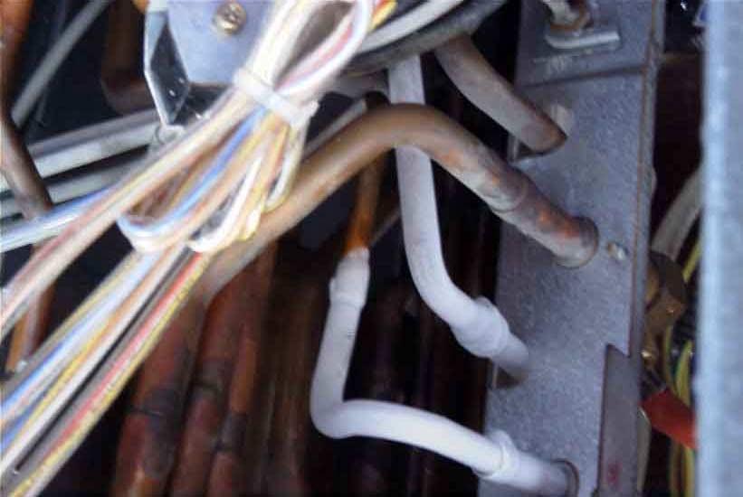 Actual example of frosting caused by filter choke During the piping work, moisture, dust, rubbish or sand entered the circuit.