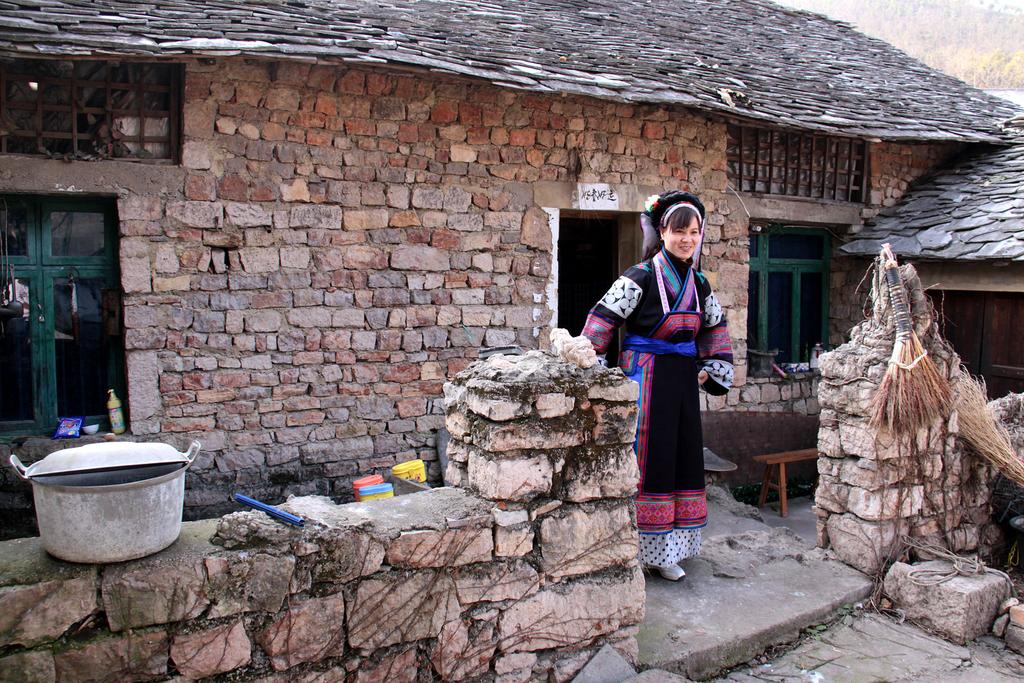 Architecture Buyi villages are usually located in picturesque sceneries on mountain-sides and near to rivers. Each village contains several clans and usually it consist of no more than 100 families.