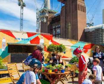 FACT FILE WHAT OUR GUESTS HAD TO SAY BATTERSEA POWER STATION WATERFRONT AREA CAPACITY LENGTH WIDTH 4 STANDING Perfect place for our pop up bar. Great to promote our new brand to an interested crowd.