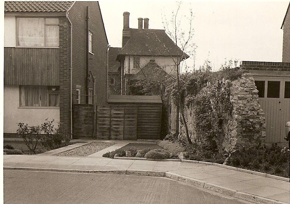 Davington Court in 1967 No 9 Stephens Close No 8 Stephens Close Medieval wall Numbers 9 to 12 of Stephens Close are bordered by walls of 17th century brick, lying on a one metre high base of re-used