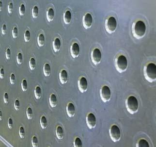 finned heat exchanger includes bolted headers made of anti-corrosion coated steel. The rubber o-rings arranged between the headers and the tube plates provide an effective seal.