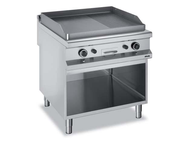 Fry top The MAGISTRA 980 frytop range comprises a large range of models for contact cooking with smooth, ribbed or mixed cooking surface, also chrome-treated, with electric or gas heating.
