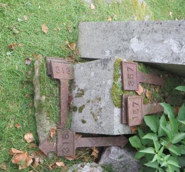 There is inevitably distortion, but the plans should enable people to find gravestones. Two types of lair markers survive: stone markers in several forms and metal ones, presumably later.
