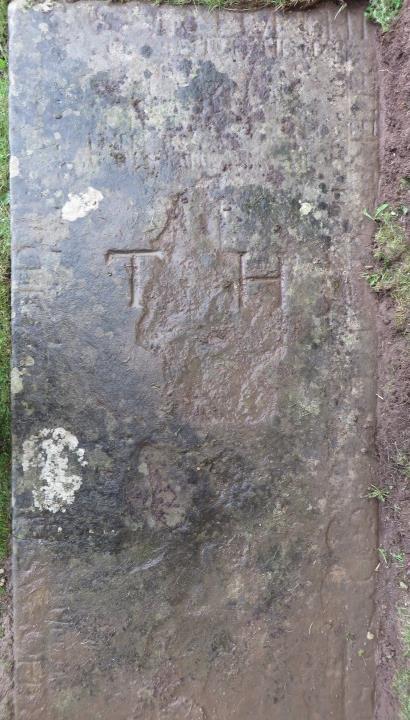 These are characterised by symbols of mortality and immortality, sometimes with heraldic symbols and inscriptions running around the edge. Most of these do not have names, but rather initials.
