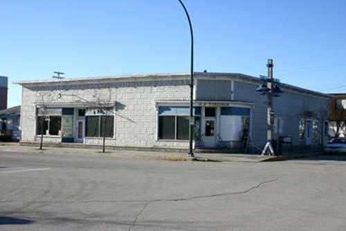 Commercial Buildings Like so many communities in Manitoba, Gimli has lost a good deal of its main commercial