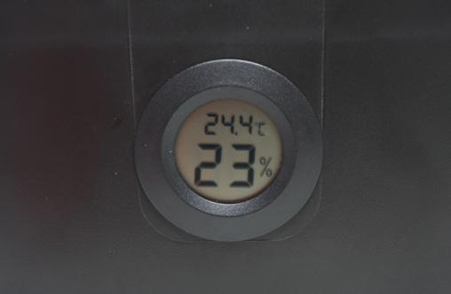 级朝外放入温湿度计中, 并盖上盖板 检查温湿度显示是否正常 温湿度计 LCD