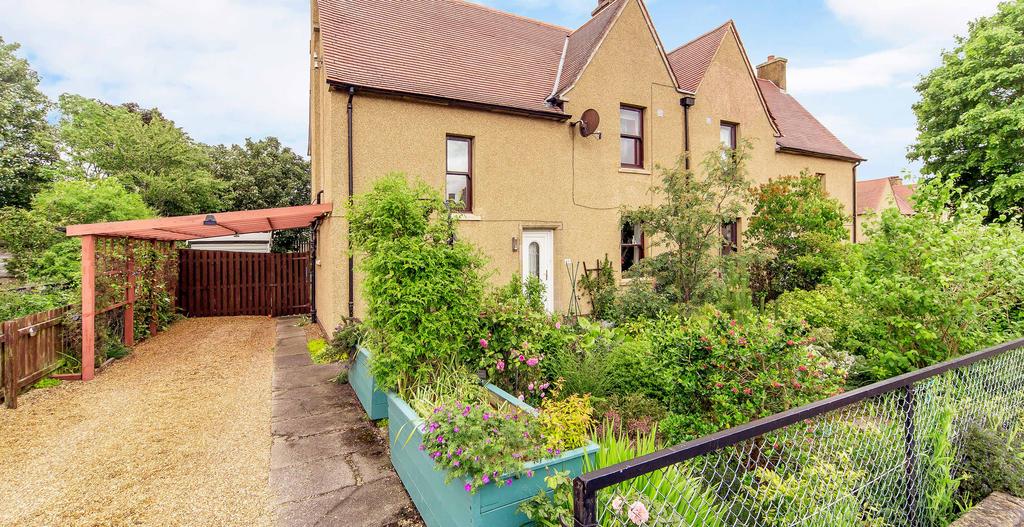 20 PENTLAND CRESCENT 3 BED 2 BATH ROSEWELL, MIDLOTHIAN, EH24 9BJ Situated in easy reach of Edinburgh, in the sought-after village of Rosewell, this three-bedroom,