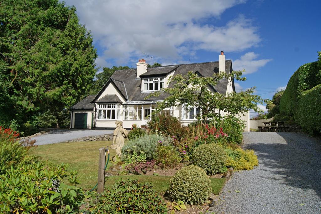 800,000 Undermoor Broomhill Chagford Devon TQ13 8DD Undermoor Occupying a truly lovely location just off a private road and overlooking fields on the edge of the wonderful Dartmoor town of Chagford,