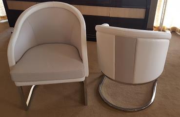 8 SIZE 63*66*83Armchair in white and grey leather.