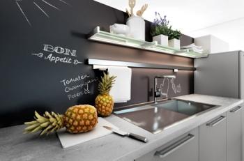 Two-tone laminated edges and new niche back panels At its in-house trade fair, Häcker Kitchens will be presenting striped laminated edges, available in three colourways: White, Black and Stainless