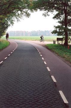 4. REFERENCE Figure 21. Element paved rural roads, well fitted in their landscape. CROW, 2007. Mechanical Paving (in Dutch).