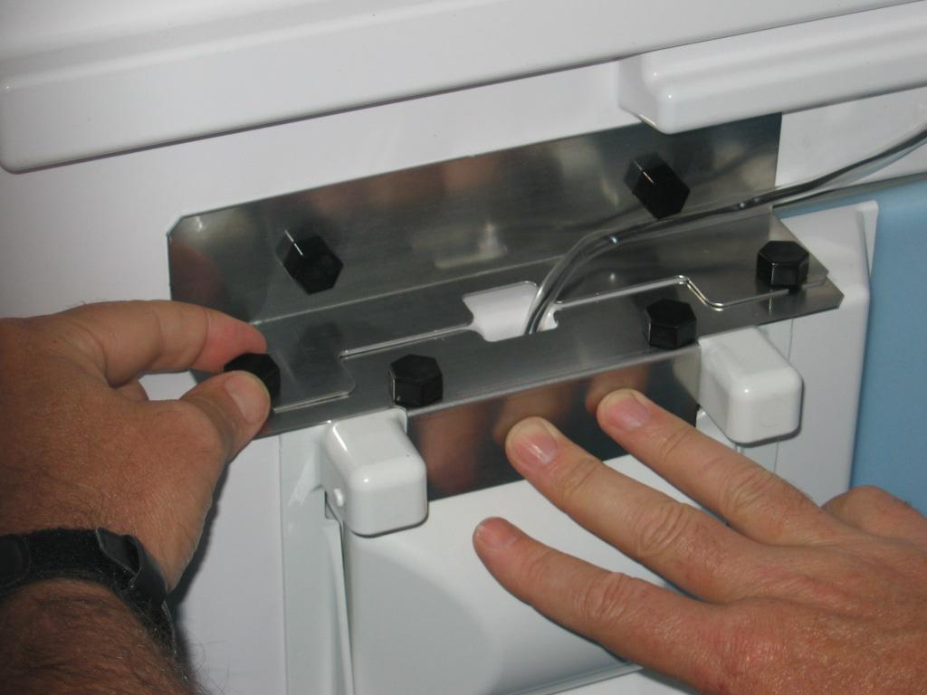 10) Slightly loosen the outer 2 thumbscrews. 11) Slide the thumbscrews into the slots on the bin control bracket.