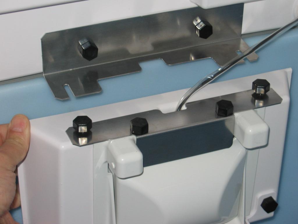 12) Make sure the bin control is flush with the dispenser unit/storage bin wall, then tighten the 2 thumbscrews.